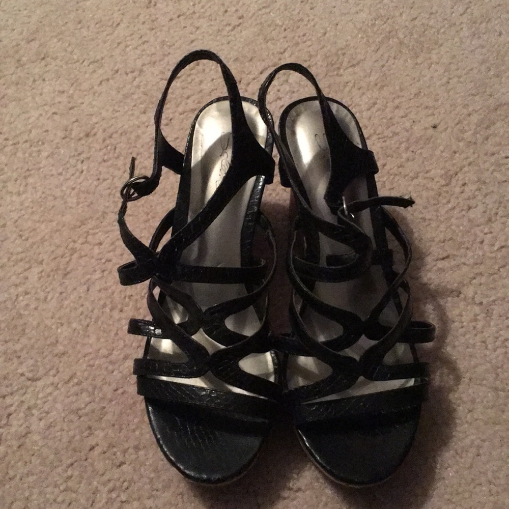Black wedges